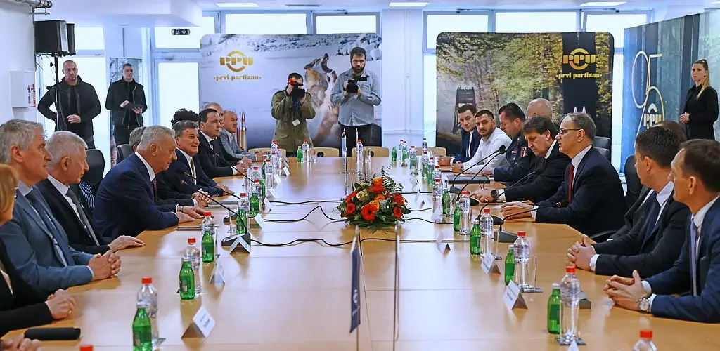 Мацут и министар одбране Братислав Гашић у обиласку фабрике "Први партизан" у Ужицу, "Ваљаоницу бакра" у Севојну и погоне Индустријског комбината "Ливница" у Гучи