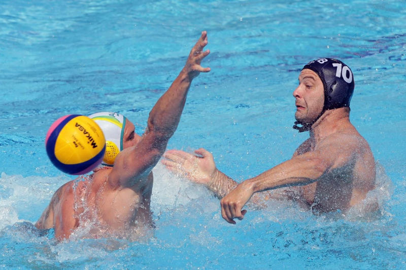 Филип Филиповић (десно), петоструки стрелац за Србију