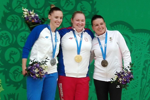 Зорана Аруновић (у средини)