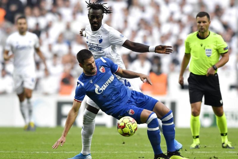 Дуел Милоша Дегенека (плави дрес, Црвена звезда) и Дама Ндојеа