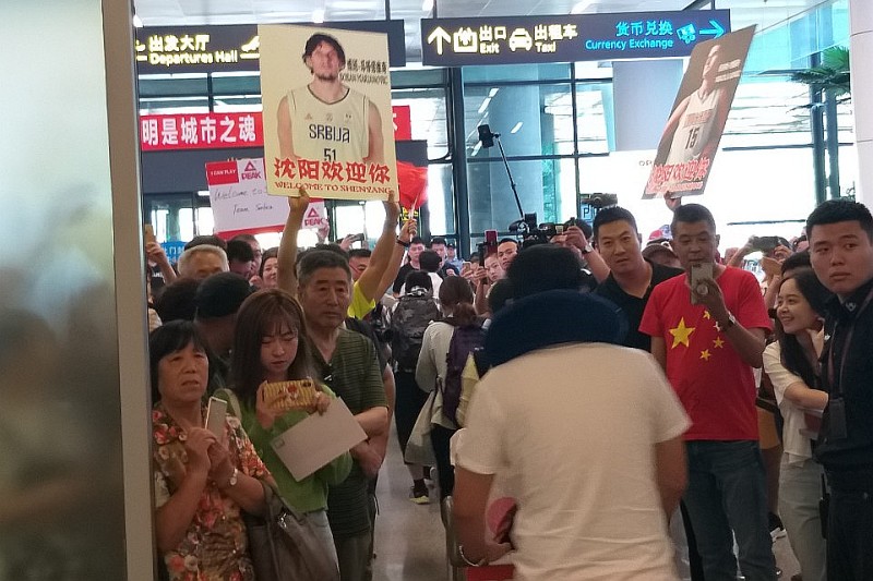 Дочек наших кошаркаша на аеродрому у Шенјангу