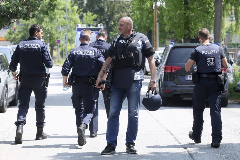 Полицијске снаге испред школе у Грацу